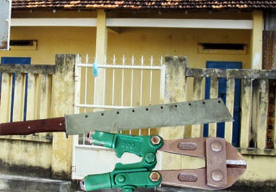 Khu nhà biệt giam Long bị đàn em phá khóa. Hung khí đám đàn em bỏ lại hiện trường. 