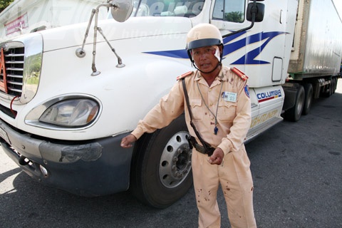 Phu xe dung dao ham doa canh sat quanh co choi toi hinh anh