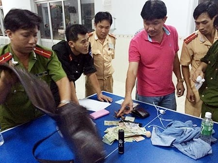 Một số tang vật của nhóm giang hồ Bình Dương bị công an thu giữ.