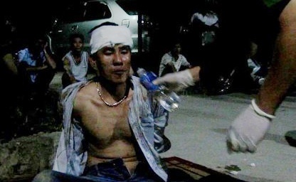 Nguoi dan danh hoi dong ke dau sung voi canh sat hinh anh