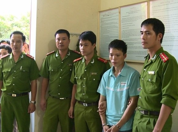 Bị can Trần Xuân Trình (thứ 2 từ phải sang) bị bắt khi đang lẩn trốn tại Gia Lai - Ảnh: Cơ quan Công an cung cấp.