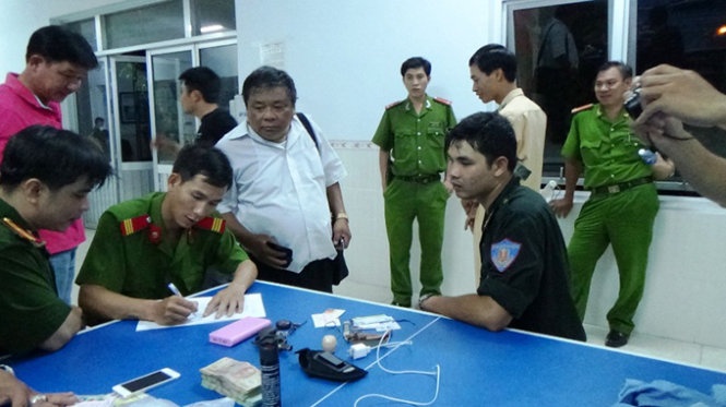 Công an đang xử lý vật chứng thu được trong đêm 18/9.