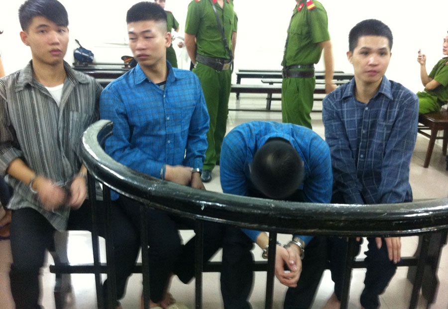 Em gheo gai, anh ho keo dong bon ban nguoi hinh anh