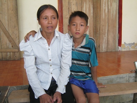 Chị Tình và cháu Hạnh trao đổi với phóng viên.