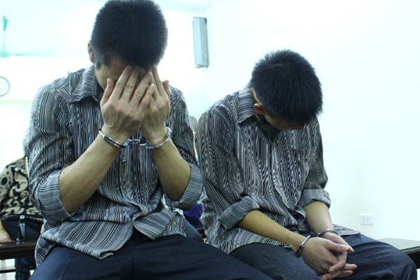 Noi dau ba lao bi phun axit ngay tren via he hinh anh