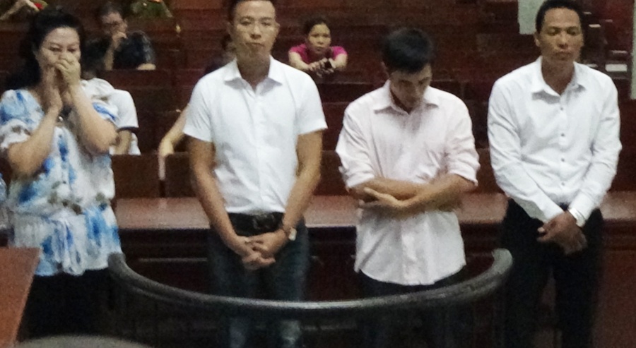 Vao tu vi vu khong nu can bo Bo cong thuong quyt tien nhim hinh anh