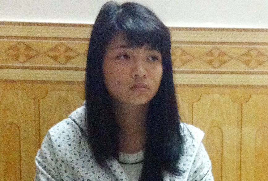 Nu sinh sat hai can bo huyen trong mat co giao, nguoi than hinh anh
