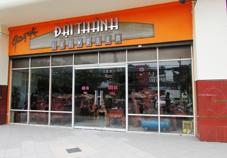 Vị trí cửa cuốn tại cửa hàng thuộc công ty đồ gỗ mỹ nghệ Đại Thành, nghi là lối mà băng siêu trộm đột nhập.