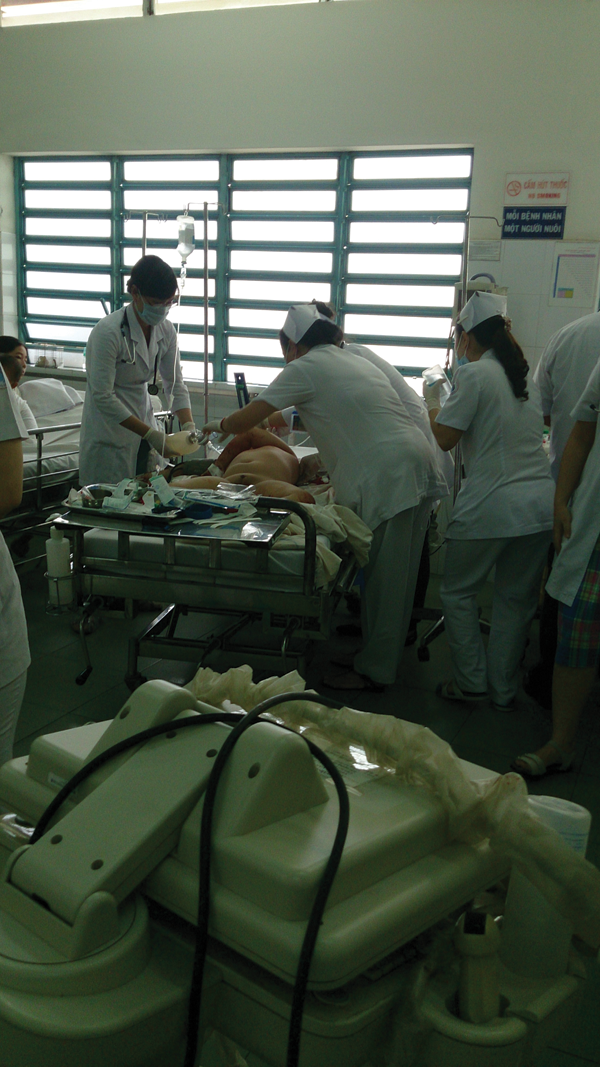 Bị một người anh họ phê ma túy đá dùng ống sắt đập đầu, hai chị em bé (Q.10) cấp cứu ở BV Nhi Đồng 1.