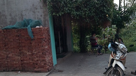 Quán cắt tóc của vợ chồng Nguyễn An Mạnh.