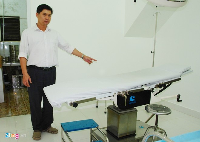 . Trên chiếc bàn phẫu thuật này, Tường đã gây mê và thực hiện các bước làm đẹp cho khách hàng.