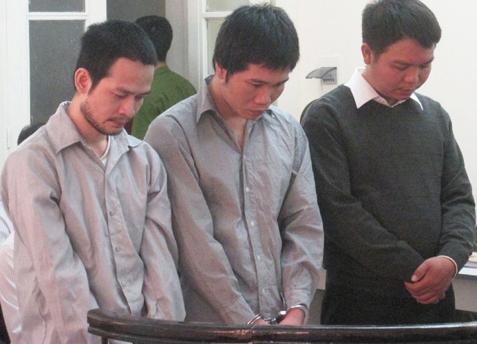 Nhan vien ngan hang dung so gia rut 10 ty de danh bac hinh anh