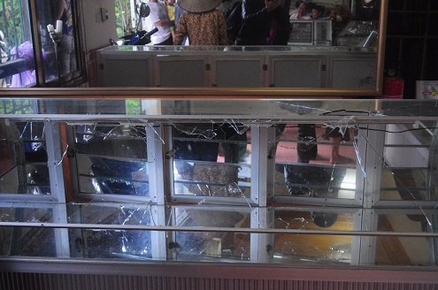 Mang kiem, lai oto cuop tiem vang giua ban ngay hinh anh