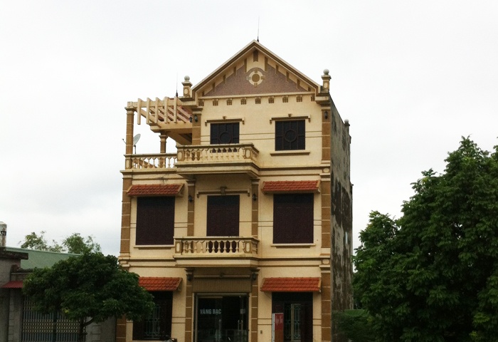 Bat thuong tu ngoi nha an nau cua nhom cuop tiem vang hinh anh