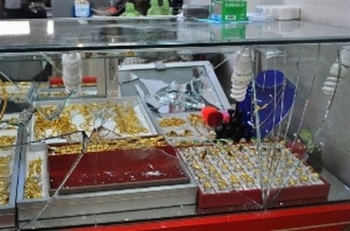 5 thanh nien bit mat cuop tiem vang trong 60 giay bi khoi to hinh anh