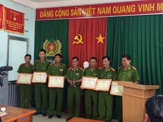 Các cán bộ, chiến sĩ công an nhận bằng khen tại lễ khen thưởng.