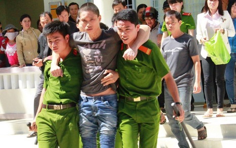 Bi cao den toa voi doi chan liet khi bi tam giam hinh anh