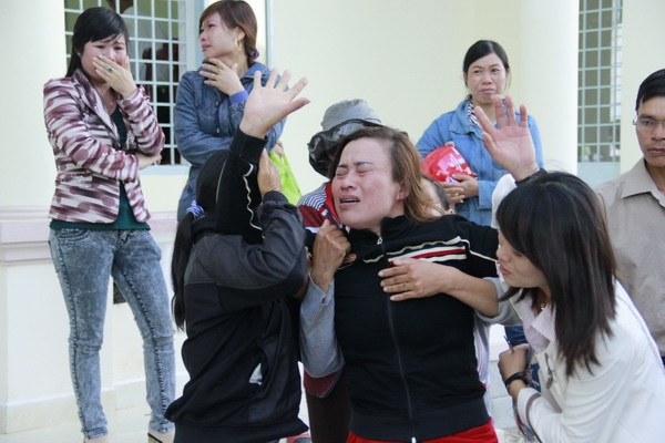 Bà Diện và nhiều người khóc ngất khi bị cáo bị đưa lên xe tù.