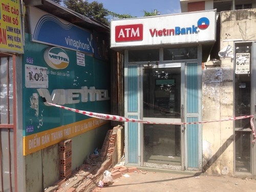 Truy tim bang nhom di oto nay pha buong may ATM hinh anh