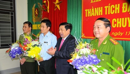 Chủ tịch tỉnh Nghệ An Nguyễn Xuân Đường khen thưởng Công an tỉnh Nghệ An.