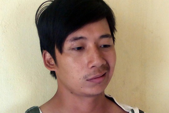 Chong bao mau gio tro voi be gai 5 tuoi trong phong tam hinh anh