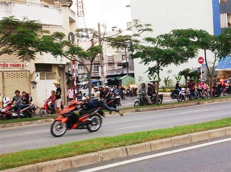 Hình ảnh các nhóm “quái xế” quậy phá trên đại lộ Võ Văn Kiệt giữa trưa.