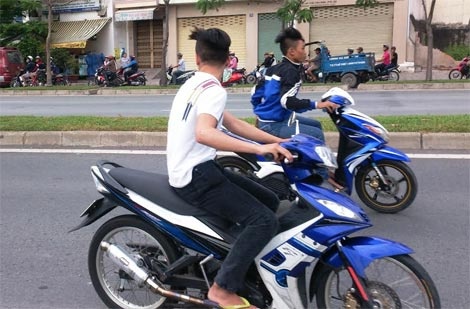 TP.HCM: 'Quai xe' chan dai lo giua trua dua xe trai phep hinh anh