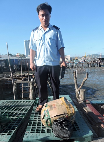 Thùng thuốc nổ cùng kíp nổ bị phát hiện.