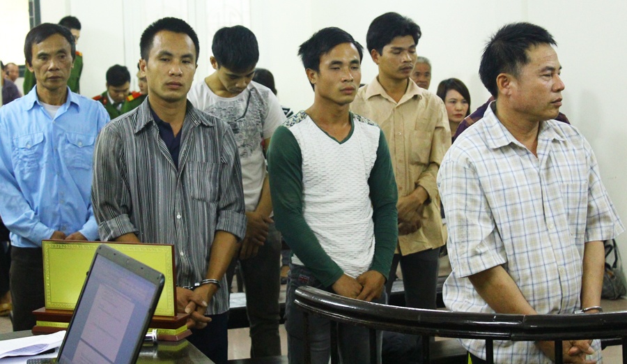 Hon chien vi tieng dai mo lon giua dem hinh anh