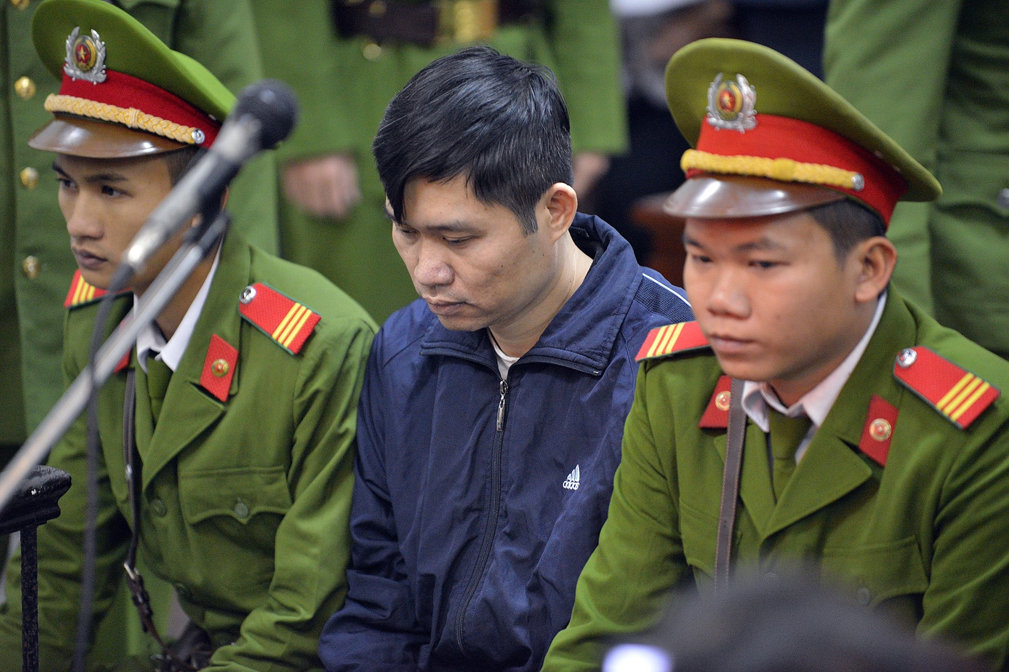 'Khanh la nguoi de xuat viec nem xac phi tang' hinh anh