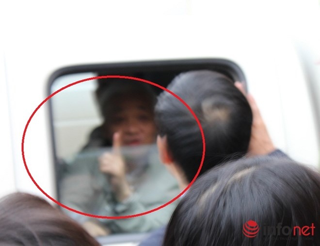 Mỗi lần dẫn giải các bị cáo ra xe chuyên dụng đều có rất đông người nhà bị cáo tiếp cận. Các chiến sĩ làm nhiệm vụ hỗ trợ tư pháp phải dẫn giải rất nhanh. Tuy nhiên, nhiều bị cáo vẫn tranh thủ trao đổi ngắn, ra ám hiệu cho người nhà. Thậm chí có bị cáo còn vẫy tay, hôn gió với vợ con, người thân...