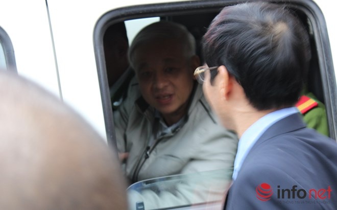 Người nhà tranh thủ tiếp xúc với 