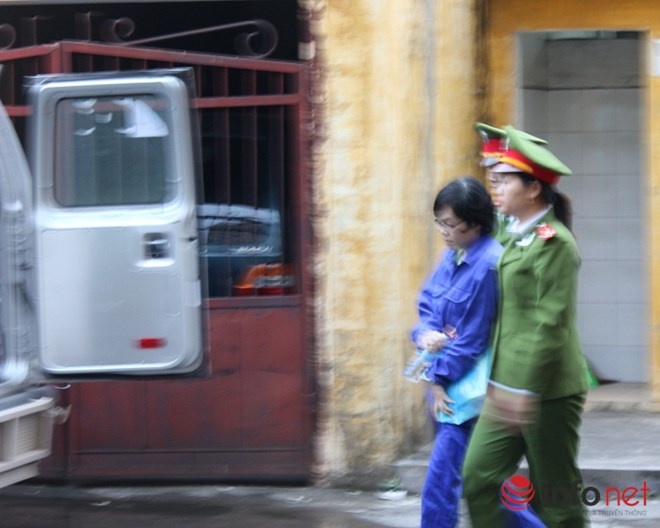 Bị án Huỳnh Thị Huyền Như bị dẫn giải ra xe