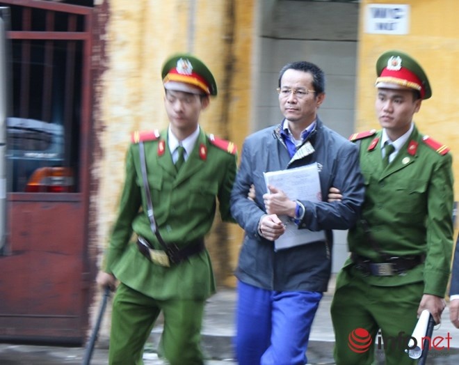 Các bị cáo khác đều được đưa vào thùng xe phía sau dành cho phạm nhân.