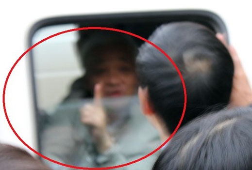 'Bau' Kien ra am hieu khi ngoi tren xe ve trai giam hinh anh
