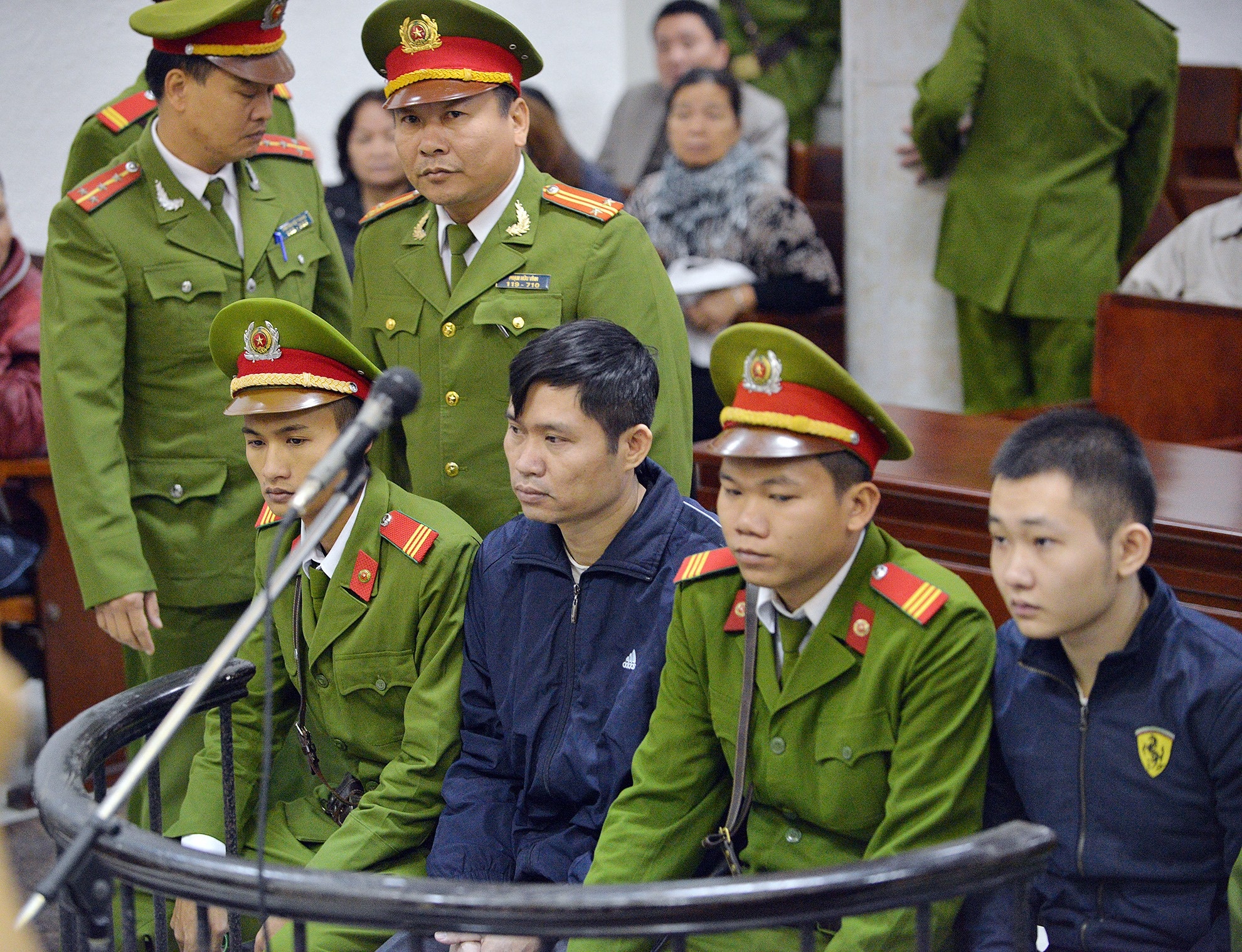 Bị cáo Tường và Khánh tại phiên xử sáng nay được công an giám sát chặt chẽ. Ảnh: Lê Hiếu.