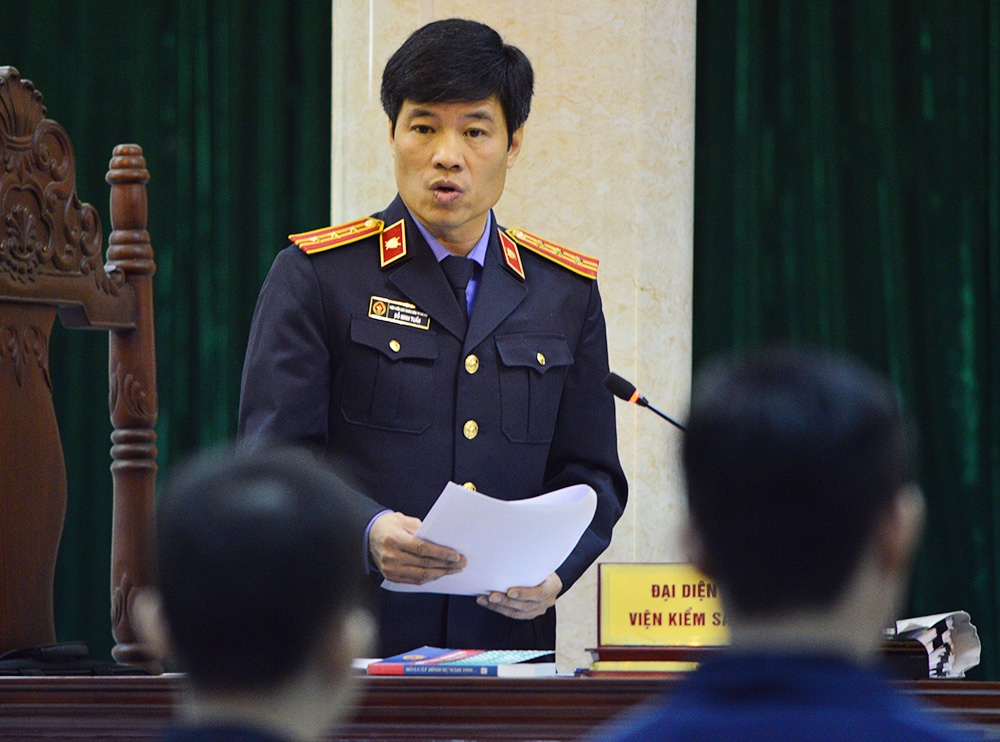 Đại diện VKS đề nghị bị cáo Tường 17 - 19 năm tù; bị cáo Khánh 4 - 5 năm tù. Ảnh: Lê Hiếu.