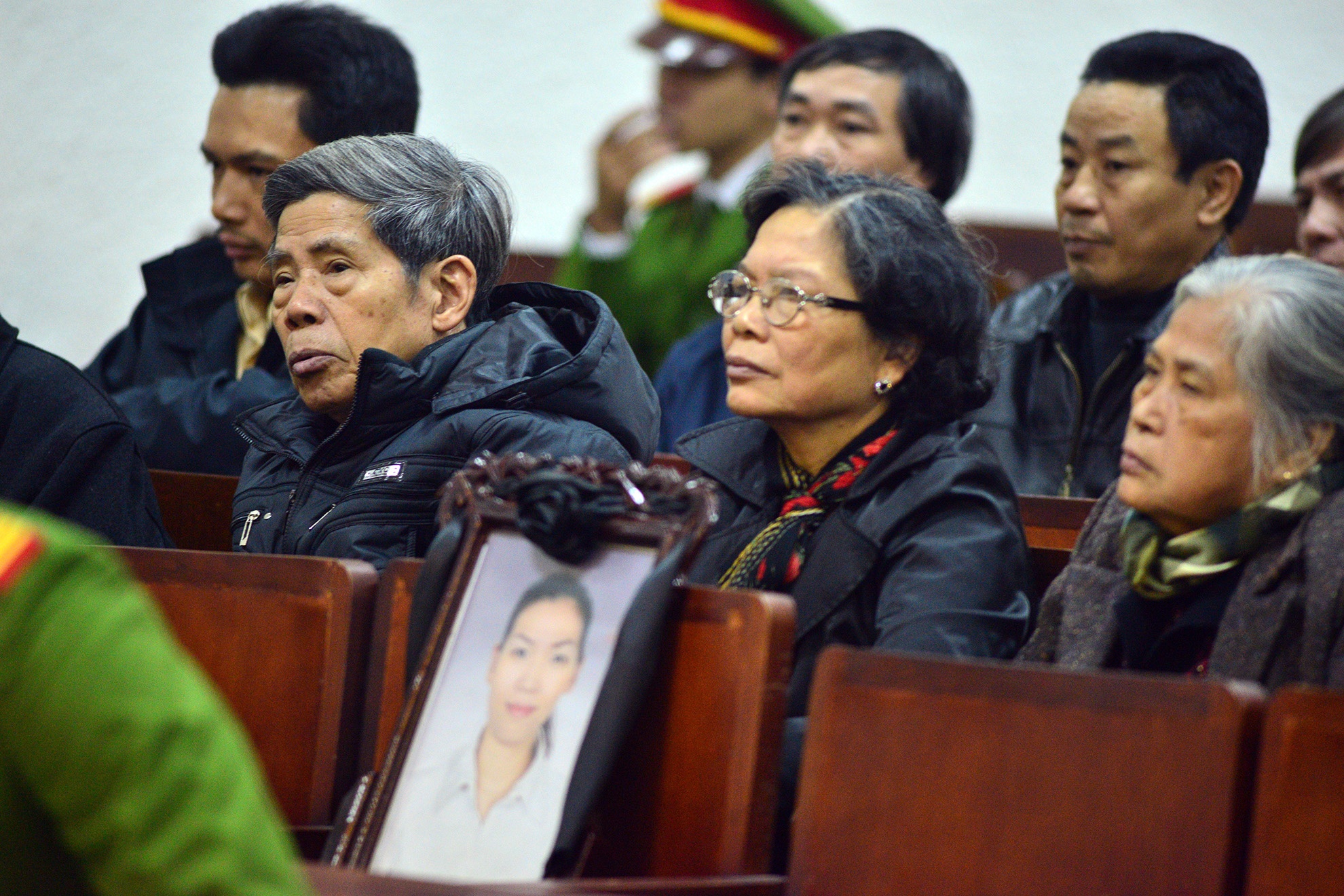 Bố mẹ nạn nhân xấu số vụ thẩm mỹ Cát Tường theo dõi phiên xử. Ảnh: Lê Hiếu.