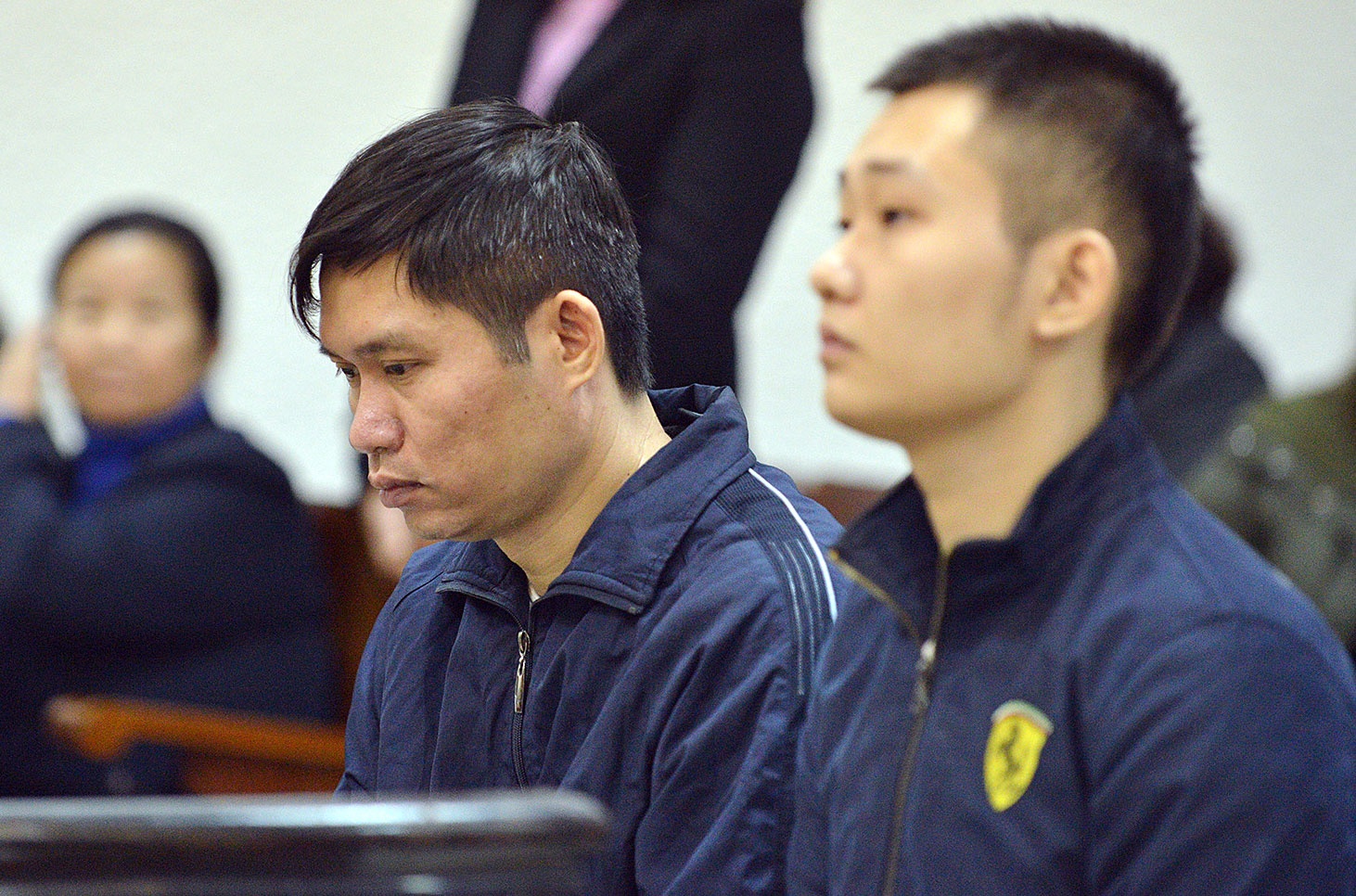 Hai bị cáo Tường và Khánh tại phiên xử sơ thẩm sáng 4/12. Ảnh: Lê Hiếu.