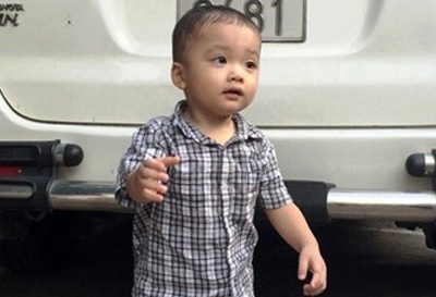 Bo roi con nho tren xe taxi, cha me co pham toi? hinh anh