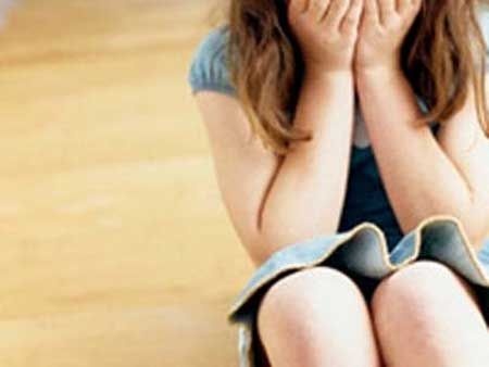 Be gai cao cau de thoat khoi ban cua anh trai hinh anh