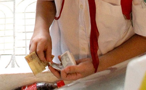 Be gai 12 tuoi trom hang chuc trieu cua ba noi di danh bac hinh anh