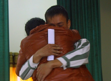 Hai mẹ con pham nhân Nguyễn Hữu Bắc.