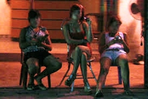 Chieu tro 'moc tui' cua gai ban dam qua dat hinh anh