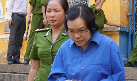 Huỳnh Thị Huyền Như bị dẫn giải ra xe chở phạm nhân.