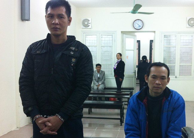 Lai xe taxi chay long vong roi cuop do cua khach Tay hinh anh