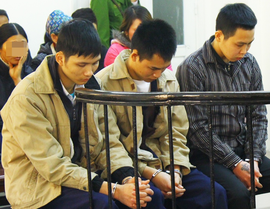 3 thanh nien dot quan vi chuyen ban gai doi len hinh anh