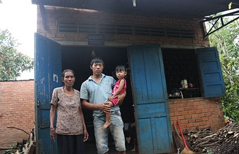 Sống chung với mẹ trong căn nhà đại đoàn kết, hằng ngày anh Đại đi làm thuê và yêu cầu VKSND tỉnh Đồng Nai bồi thường vì bị oan.
