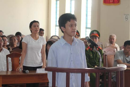 Bị hại (đứng phía sau) xin HĐXX giảm án cho bị cáo.