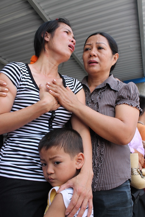 Người nhà bị hại động viên vợ bị cáo “đừng buồn nhiều, rồi cậu ấy cũng sớm quay về”.